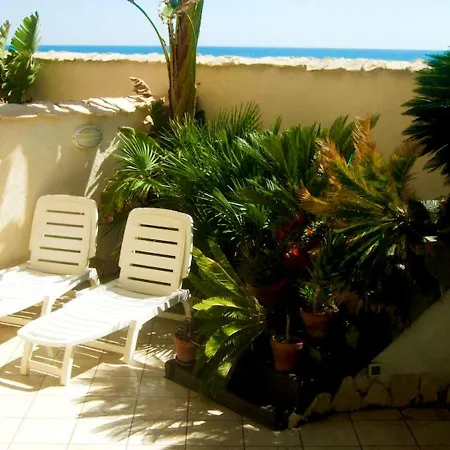 The Golden Rainbow - Seafront Apartment Villaggio San Leonardo